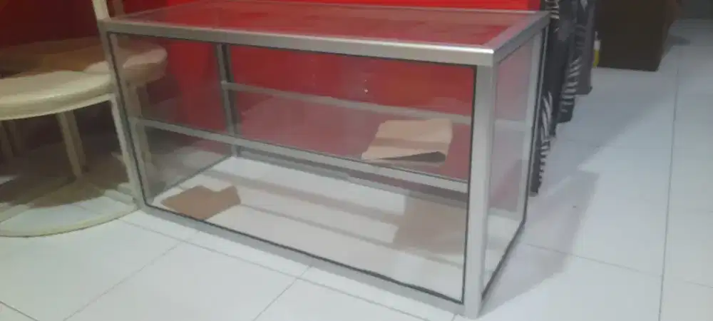 Etalase 2 rak  ada pintu kaca jga kuncinya