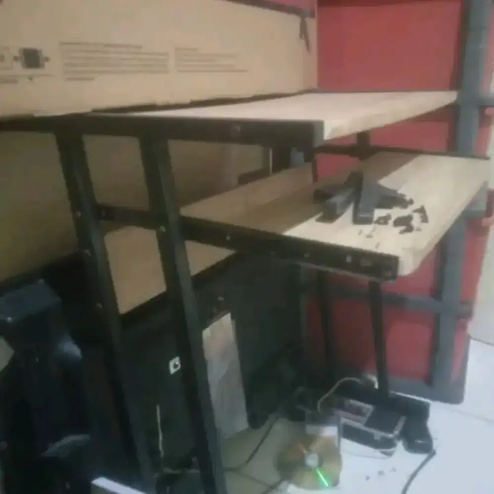 Meja komputer masih bagus