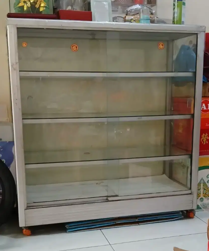 ETALASE 4 SUSUN MASIH BAGUS PINTU DAN RODA MULUS
