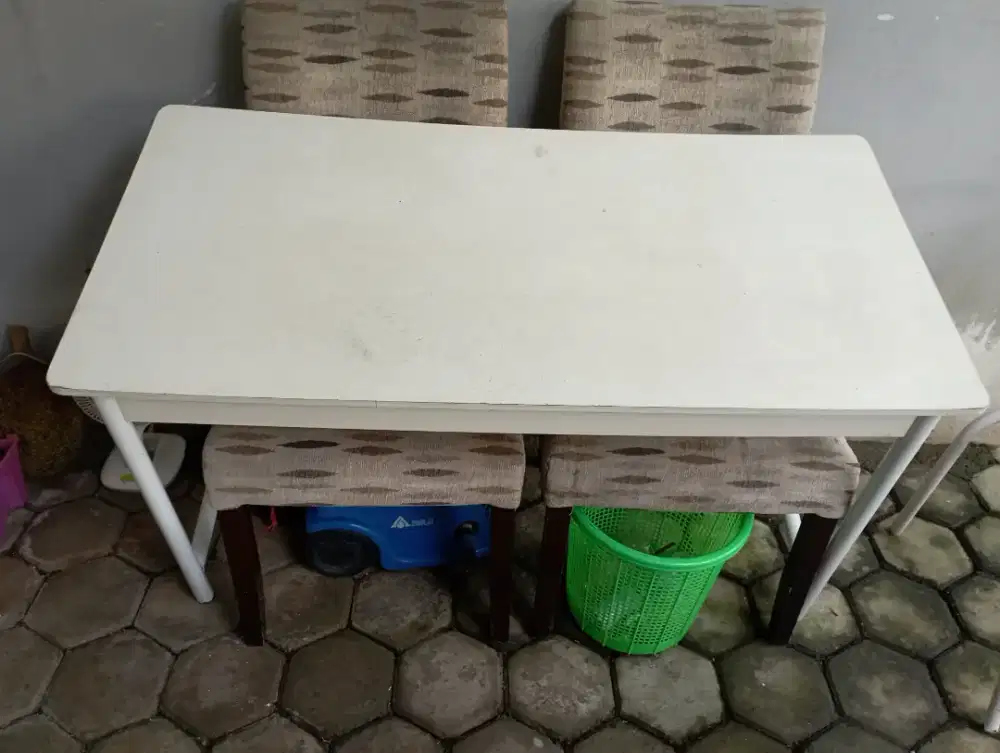 Meja makan kayu minimalis