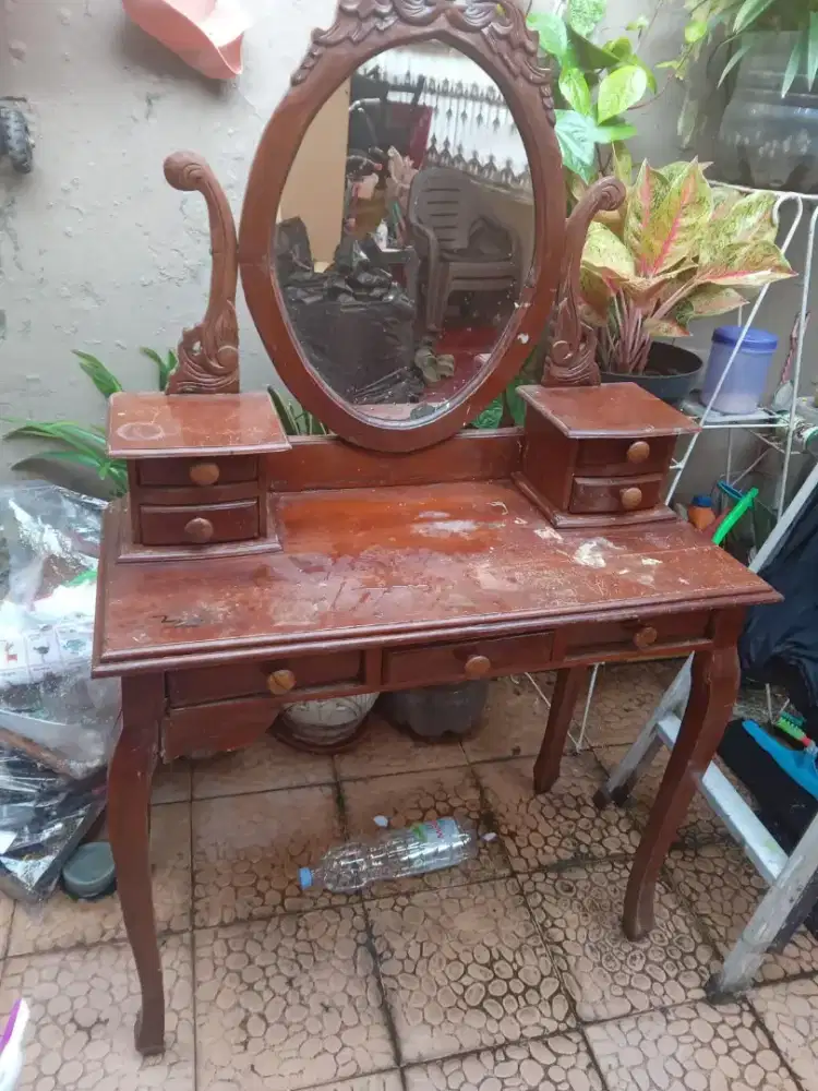 Meja rias kayu estetik