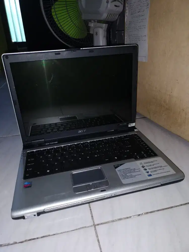 DI JUAL LAPTOP BEKAS KONDISI NYALA TAPi HARUS DI INSTAL ULANG