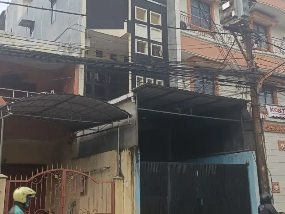 Disewakan Ruko 3 lantai di Jalan Raya Siwalankerto Surabaya