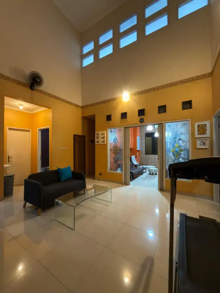 “RUMAH TERAWAT LT 290 M² — RUANGAN SUPER LUAS & SIAP HUNI”
