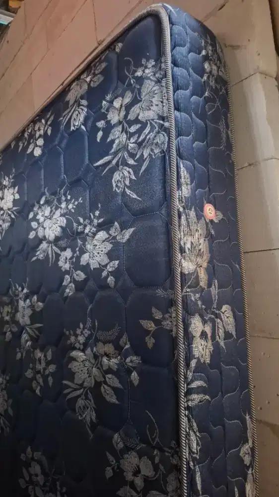 kasur springbed bermotif bunga biru dari merek

Uniland