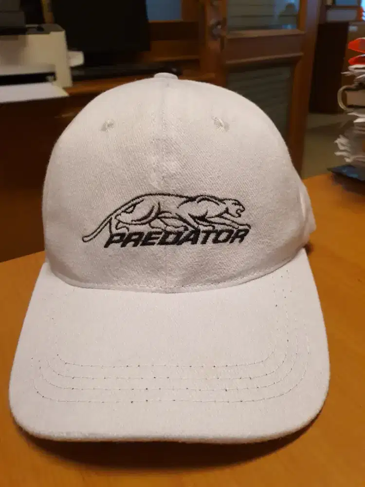 Topi Predator putih dan hitam