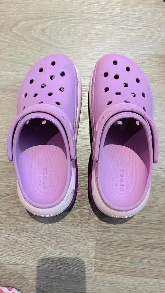 Sendal crocs wanita