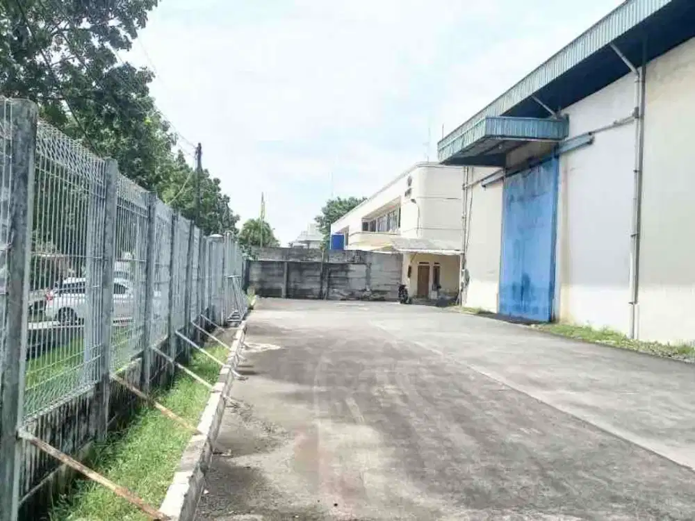 Di sewa gudang luas tanah 6000 m2 bangunan 4000 m2 4.200 lokasi strategis dekat pintu toll cikarang barat lingkungan aman bebas banjir dalam kawasan industri delta silicon lippo Cikarang