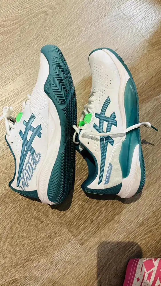 Sepatu padel asics wanita