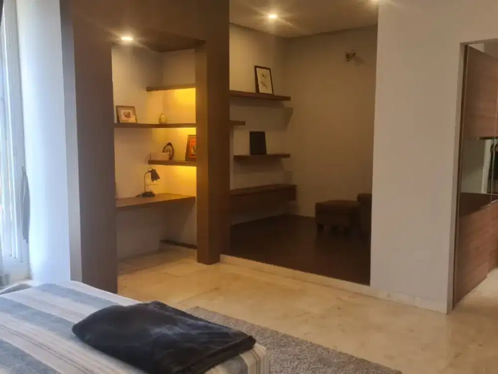 Dijual Rumah Tiga Lantai di Gading Kirana Kelapa Gading