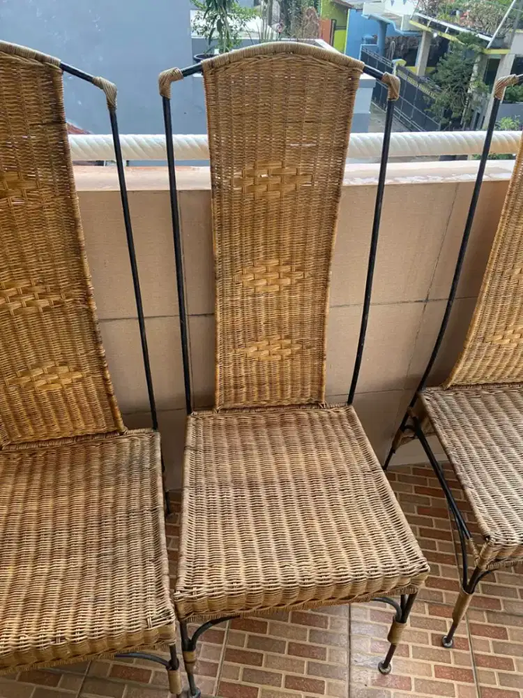 Meja sama bangku Bu segera