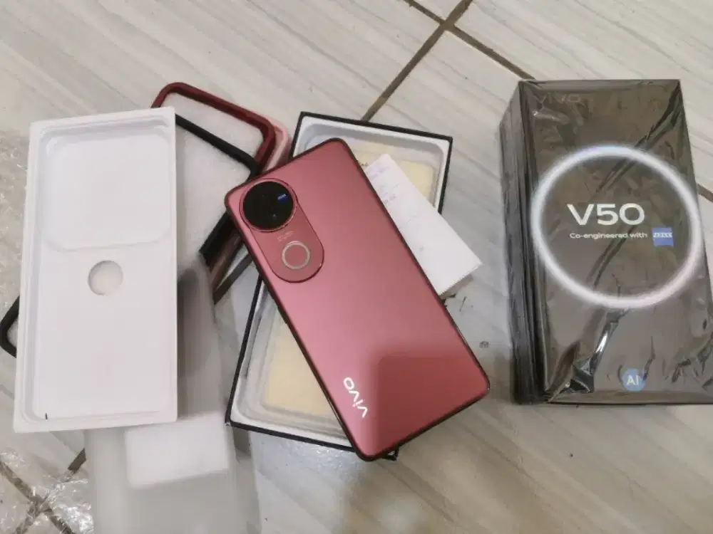 Vivo V50

Ram 12+12/256