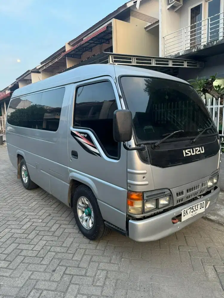 Isuzu elf Bus 4 ban 2010