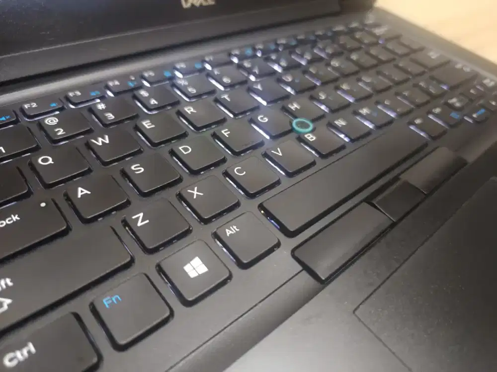 Dell latitude 12CPUs core i7-8850H dg ssd 256gb,ram 8gb,layar full HD