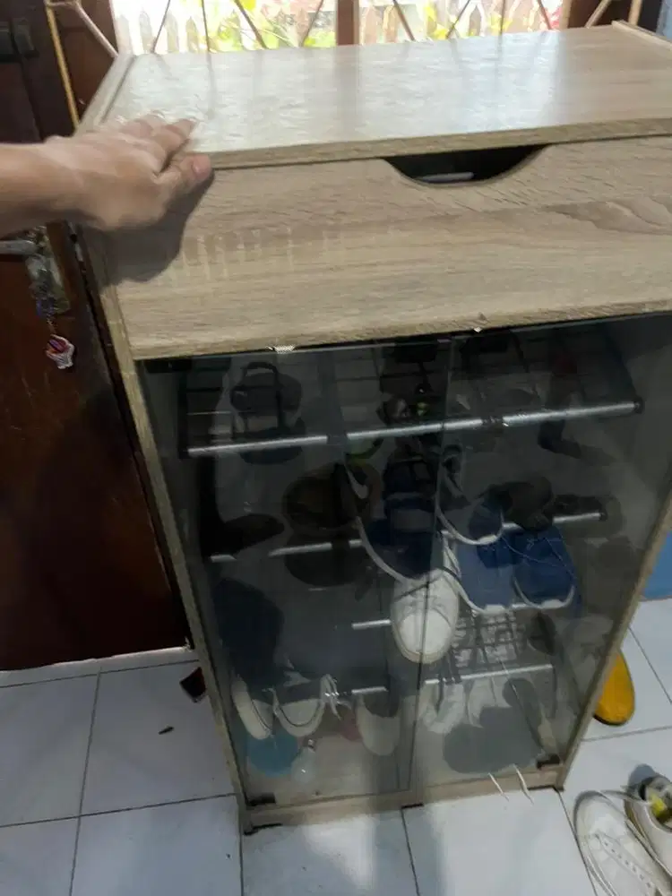 rak sepatu besar