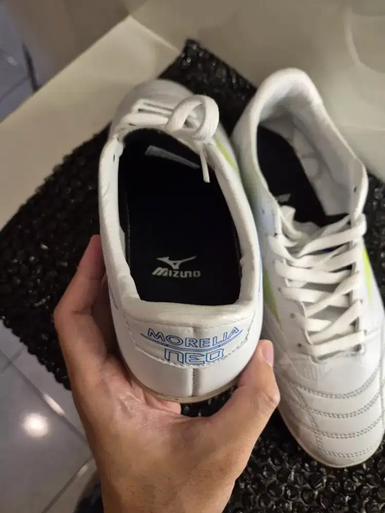 SEPATU FUTSAL MIZUNO 98% MULUS SEKALI