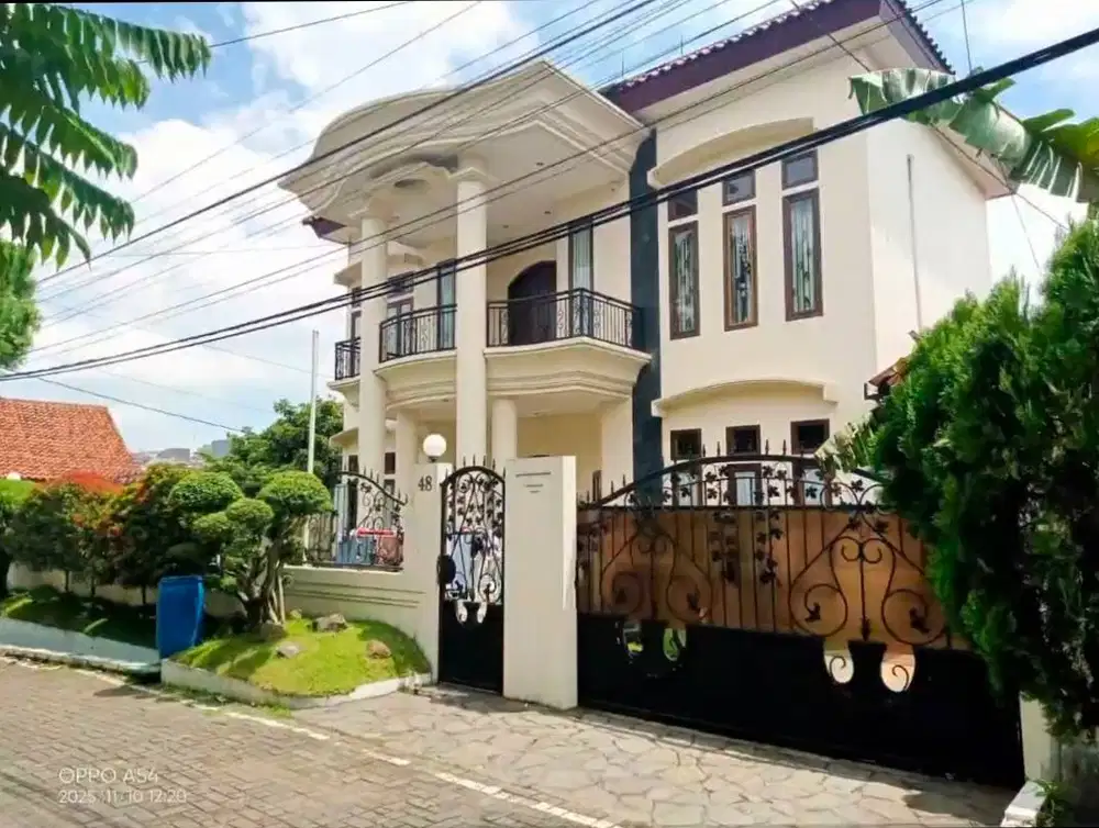 Rumah Mewah Semi Furnish di tembalang semarang
