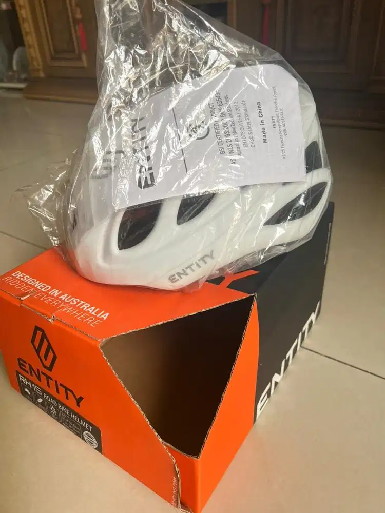 Helm untuk bersepeda merk Entity dan RockBros