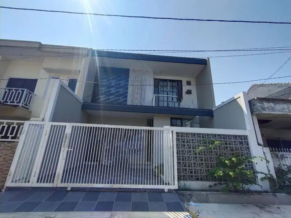 Rumah Baru Gress Manyar, Tengah Kota. Dekat Untag, Unitomo Row 2 Mobil Longgar One Gate System