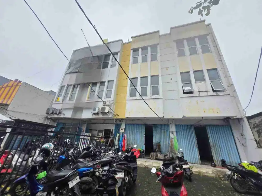Disewakan Ruko Gandeng 3 Area Parkir Luas di Pinggir Jalan Raya Moh Toha Tangerang