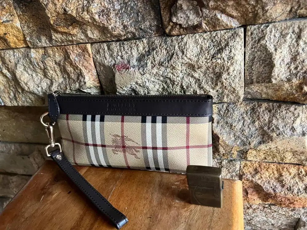 Tas tangan Burbery clutch