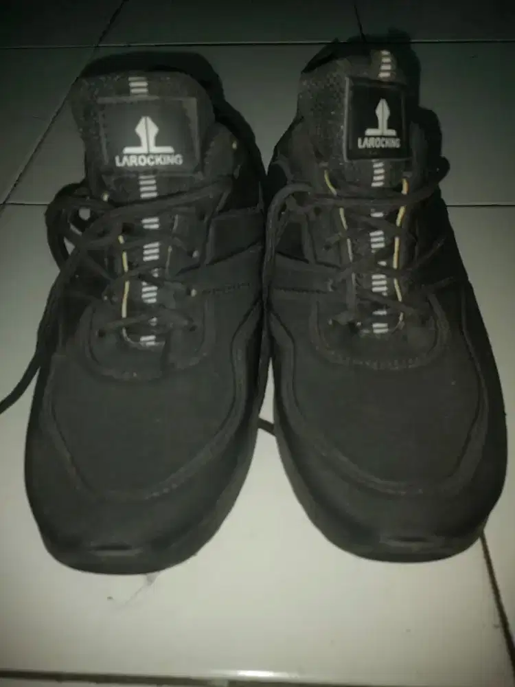 Sepatu hitam pria