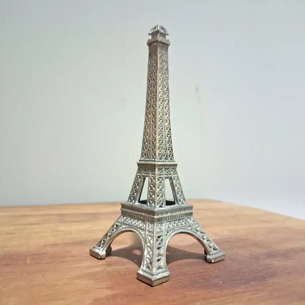 Pajangan Patung Menara Eiffel Tower Vintage Jadul