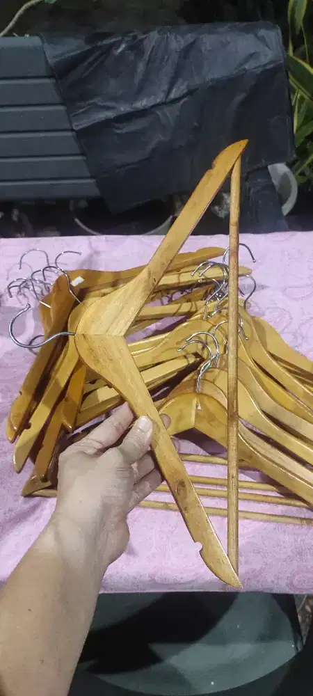 “Hanger Kayu Tebal 100 pcs – Bekas Hotel / Laundry”