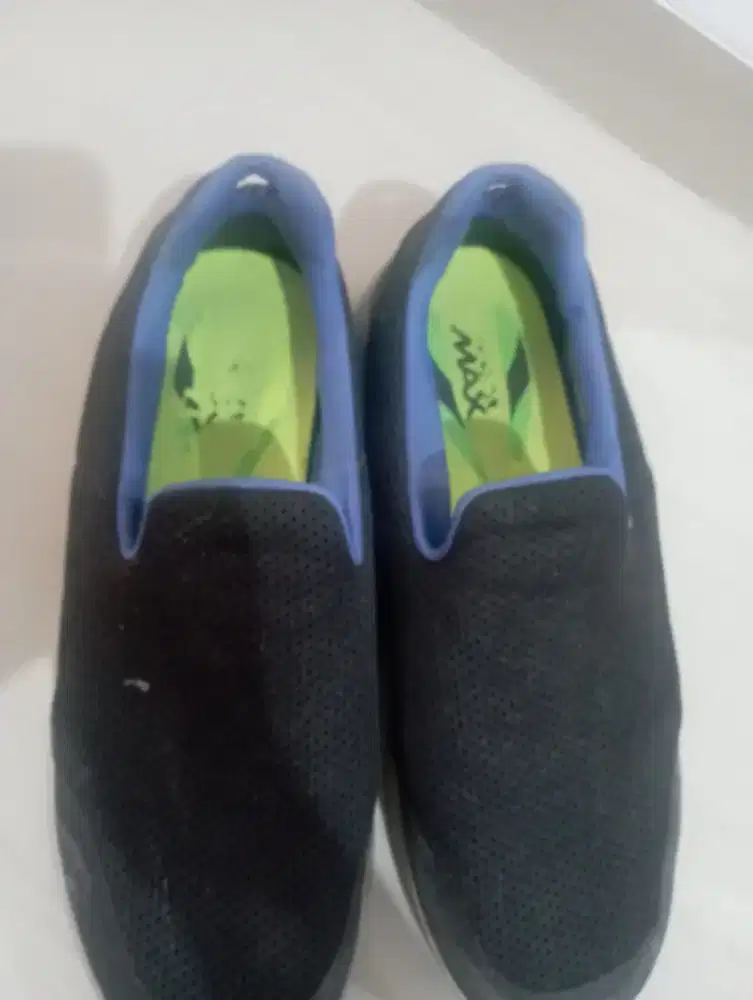 Sepatu skecher bekas