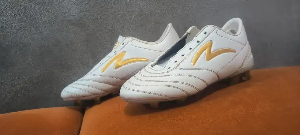 sepatu bola SPECS +dus