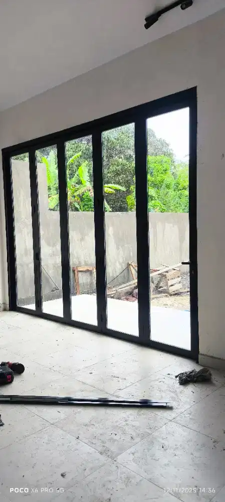 Pintu lipat alumunium dan kaca