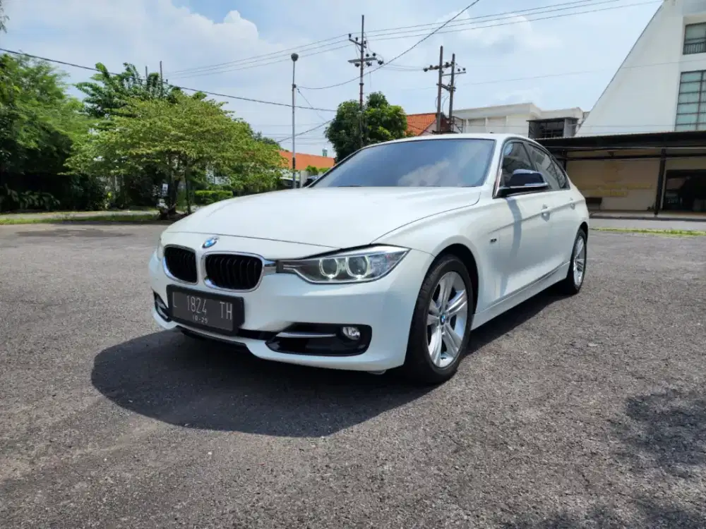 BMW 320i 2.0 F Sport matic putih 2013 ready bisa kredit