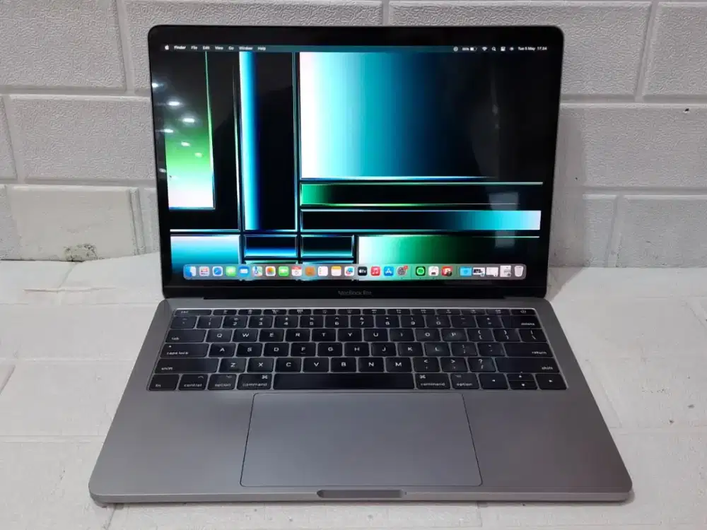 Jual cepat Macbook pro 2017 ram 8gb/256gb Ex iBox minus engsel keras