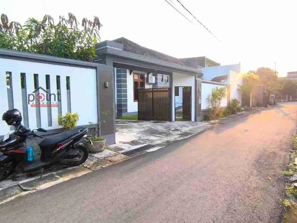Rumah Bagus Mewah Halaman luas Taman yang asri dekat Manahan Solo Surakarta