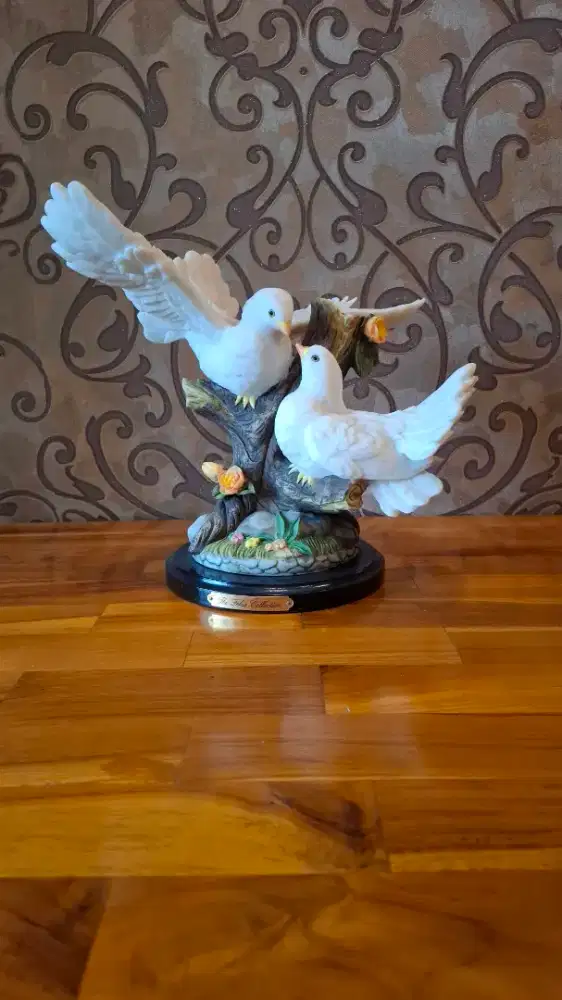Patung sepasang merpati