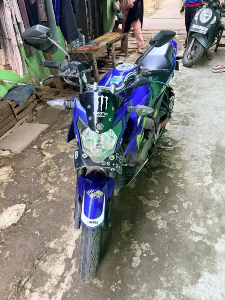 Motor Vixion biru tahun 2016