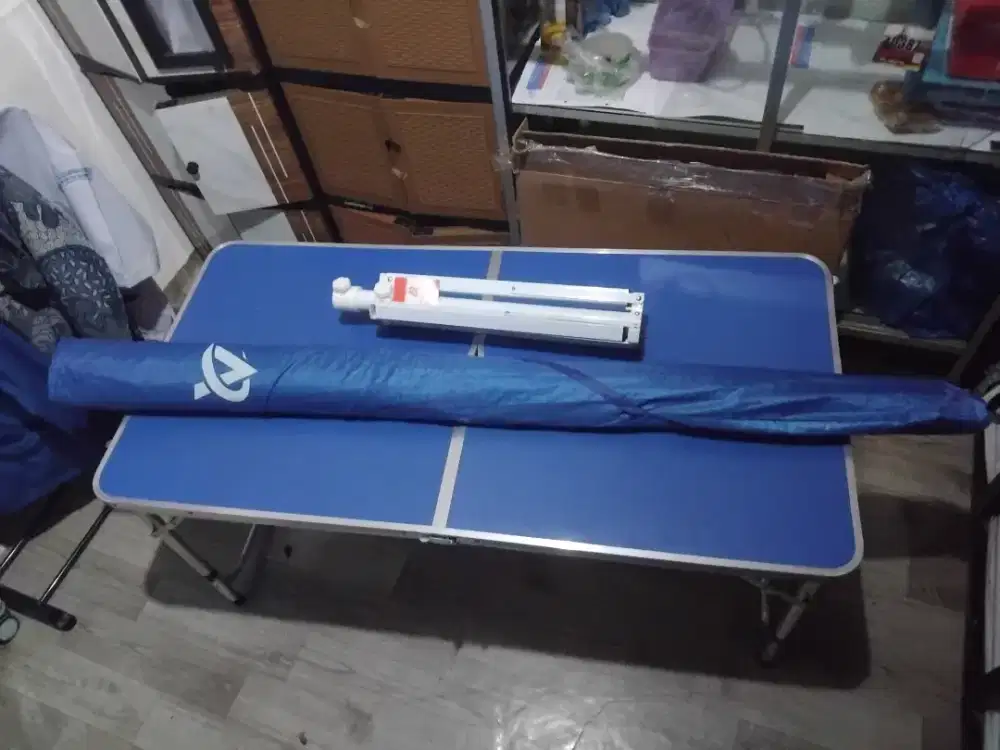 Meja dan payung portabel untuk jualan