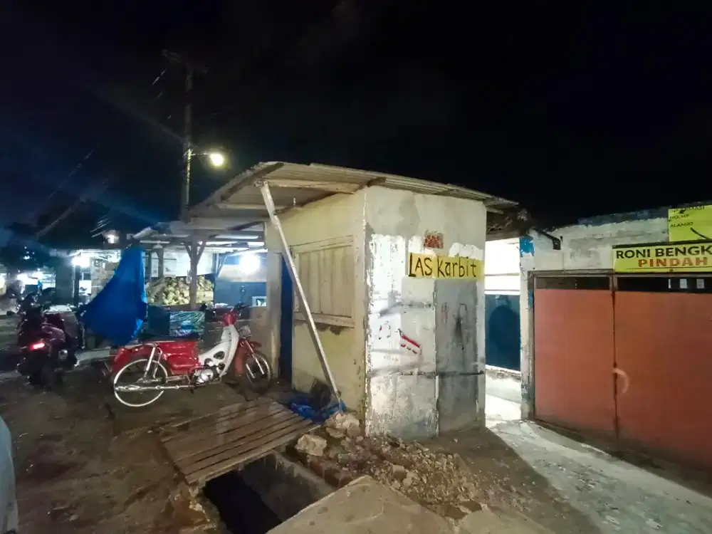 Dijual rumah + 3 kios pinggir jalan besar
