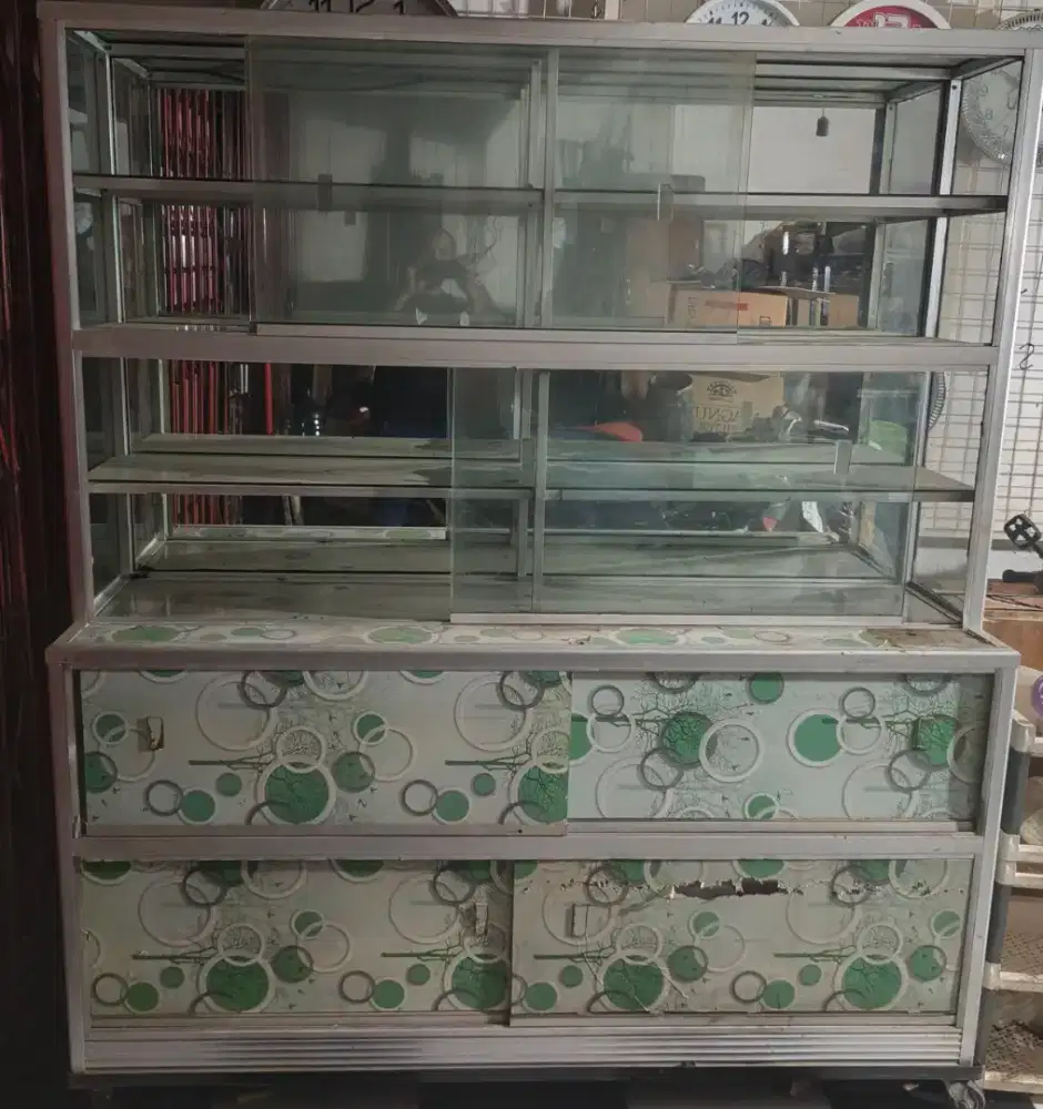Rak Etalase Besar. Ukuran 1,5 m x 2 m. Ada 3 Buah