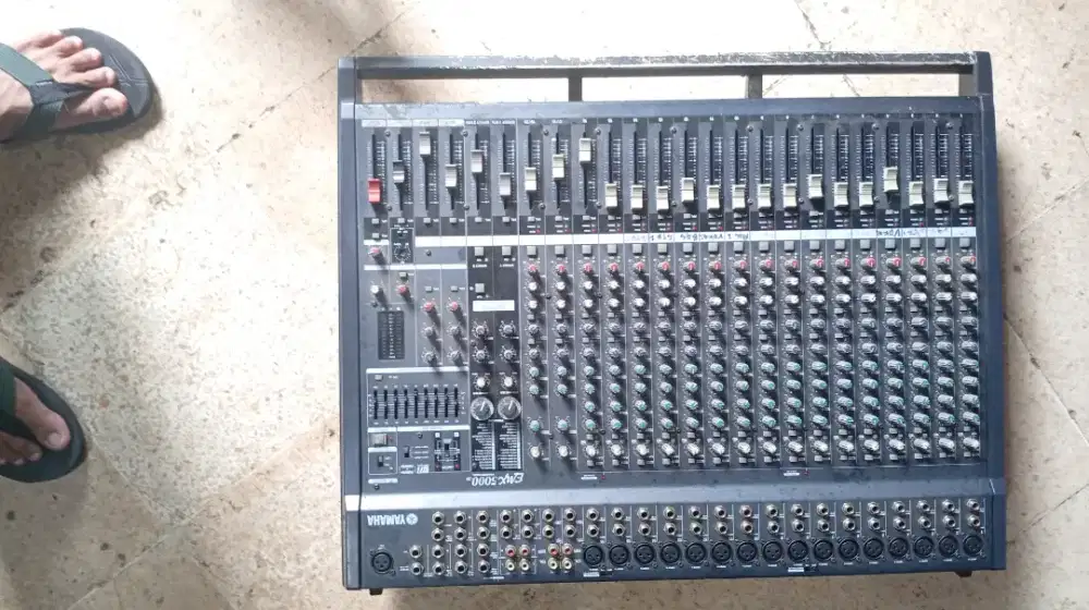 Mixer yamaha emx5000 16 chanel