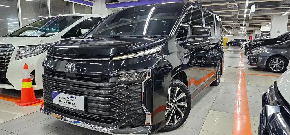 Toyota VOXY 2022 Tss Hitam,At,Km low,istimewa,siap pakai,full original