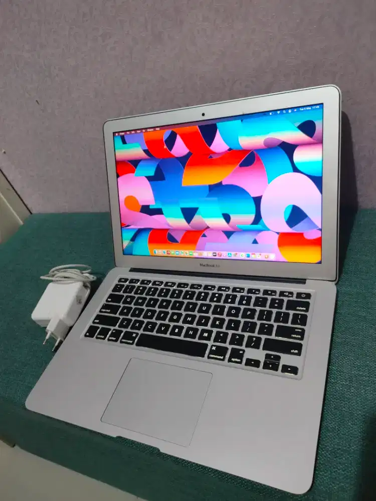 Apple Macbook Air 13 core i5 Ram 8Gb SSD 256Gb Mulus siap pakai