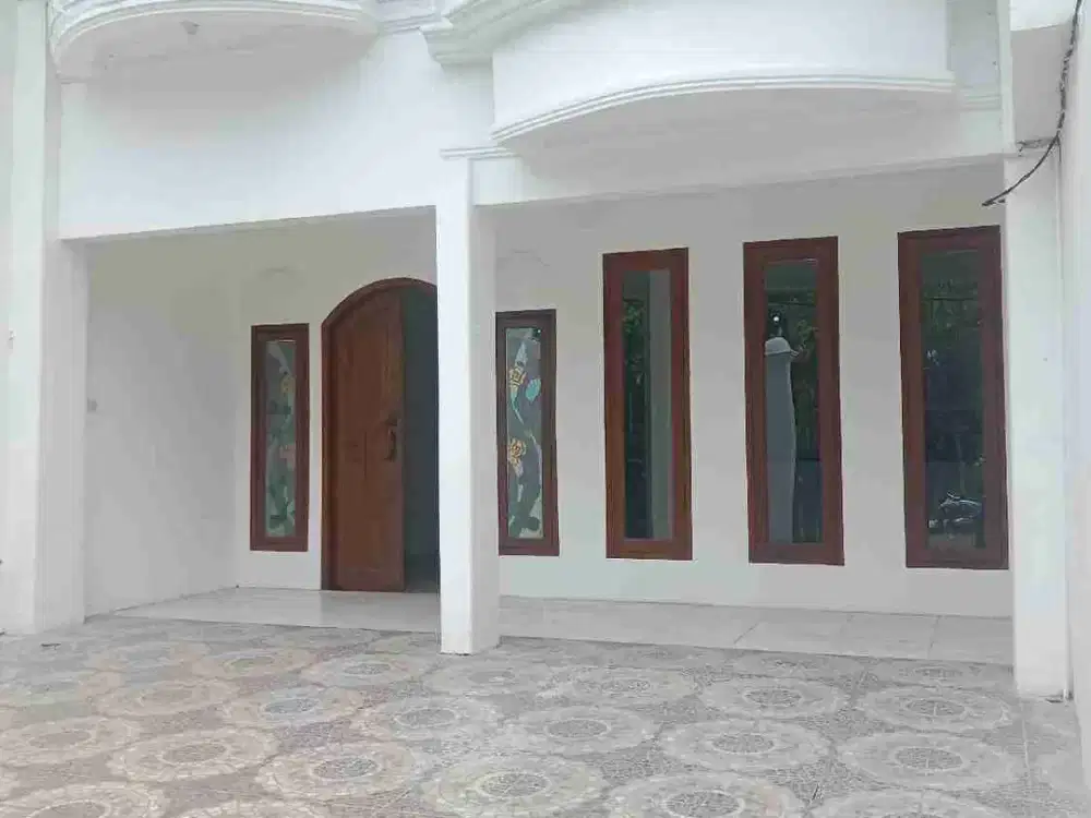 Disewakan Rumah 3 Lt di Kebon jeruk Lt 103 m2 lb 300 m2 ada 4+ 1 kt 3+1 km unfurnished (kosongan ) furniture bawa sendiri ya!! ada kitchen set only, survei yuk!! acess masuk 2 mobil!!
