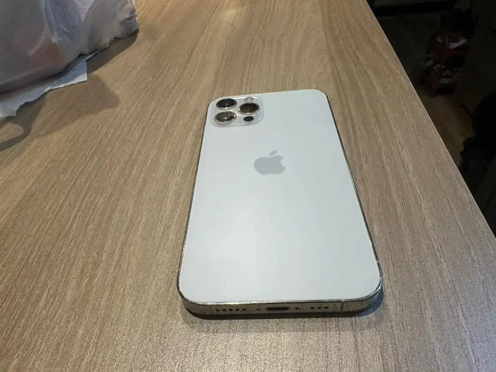 Iphone 12 pro 128Gb silver (Beacukia sdh bayar )applestore kanada .
