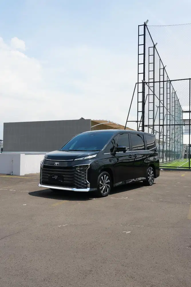MOBIL SEPERTIBARU KM HANYA 4RB!! Toyota Voxy Nik 2025