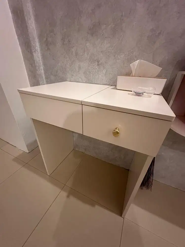 Meja Rias Informa Cermin