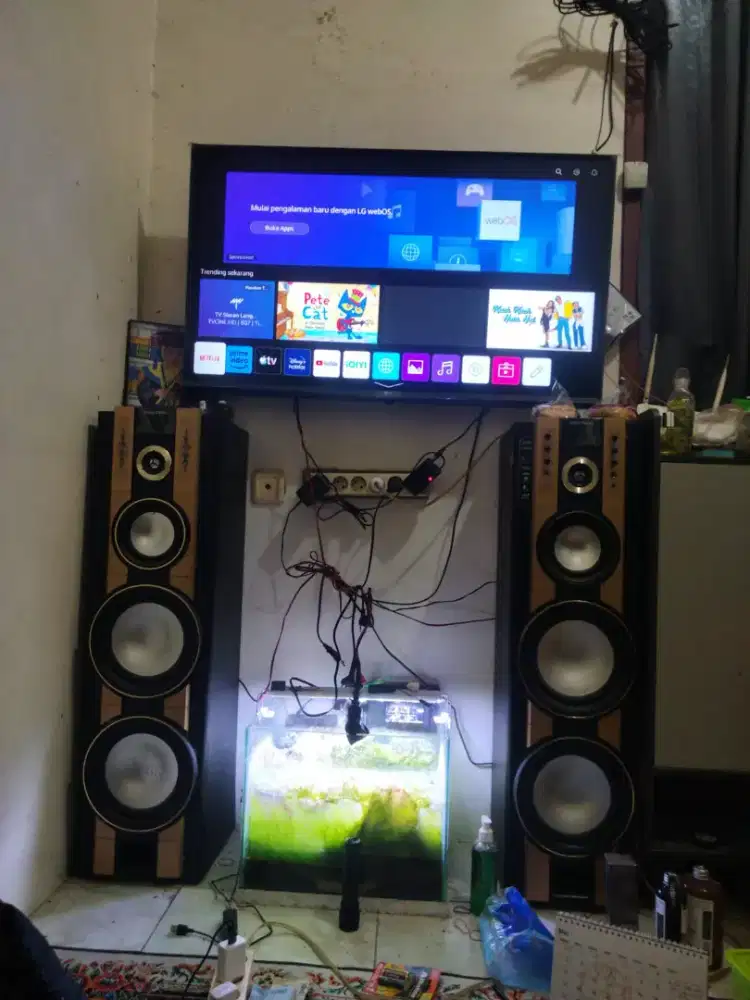 LG Smart TV 43 inc + Speaker Aktif Polytron