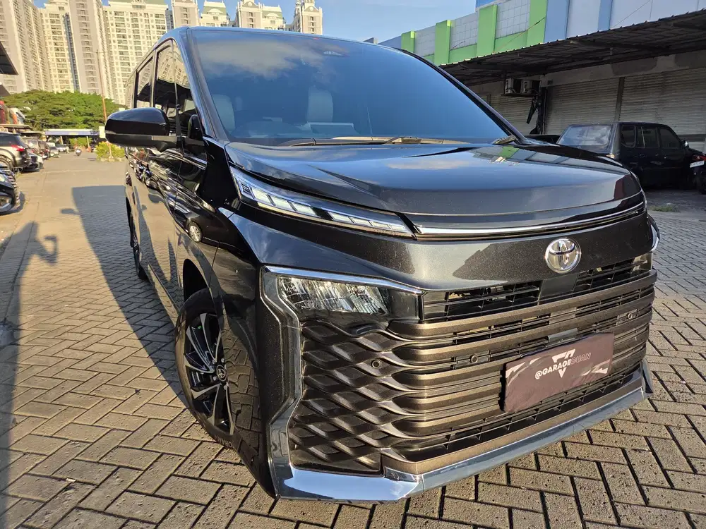 MOBIL BARU KM 4 RB PERFECT CONDITION,Toyota voxy Nik 2025
