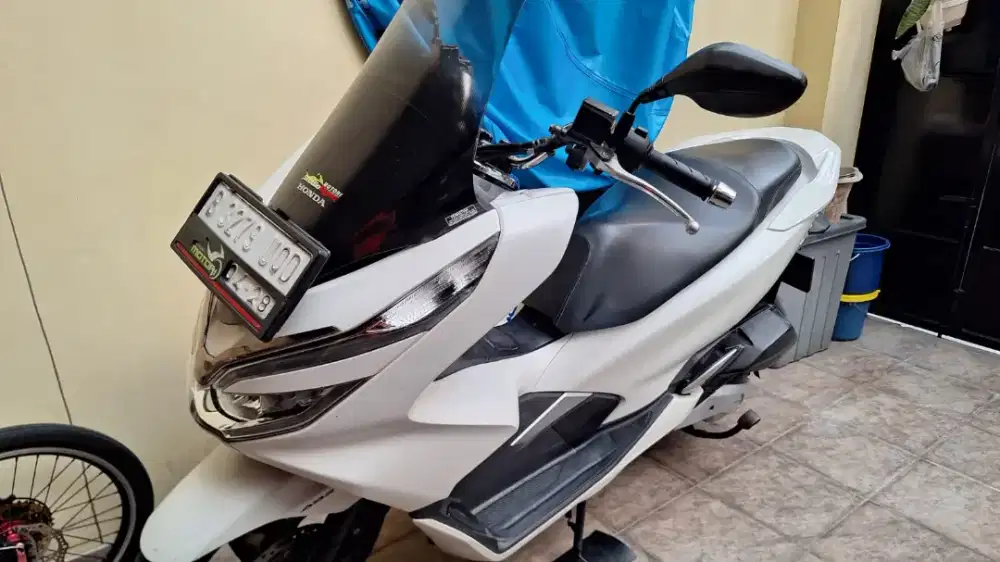 Motor Honda PCX Putih