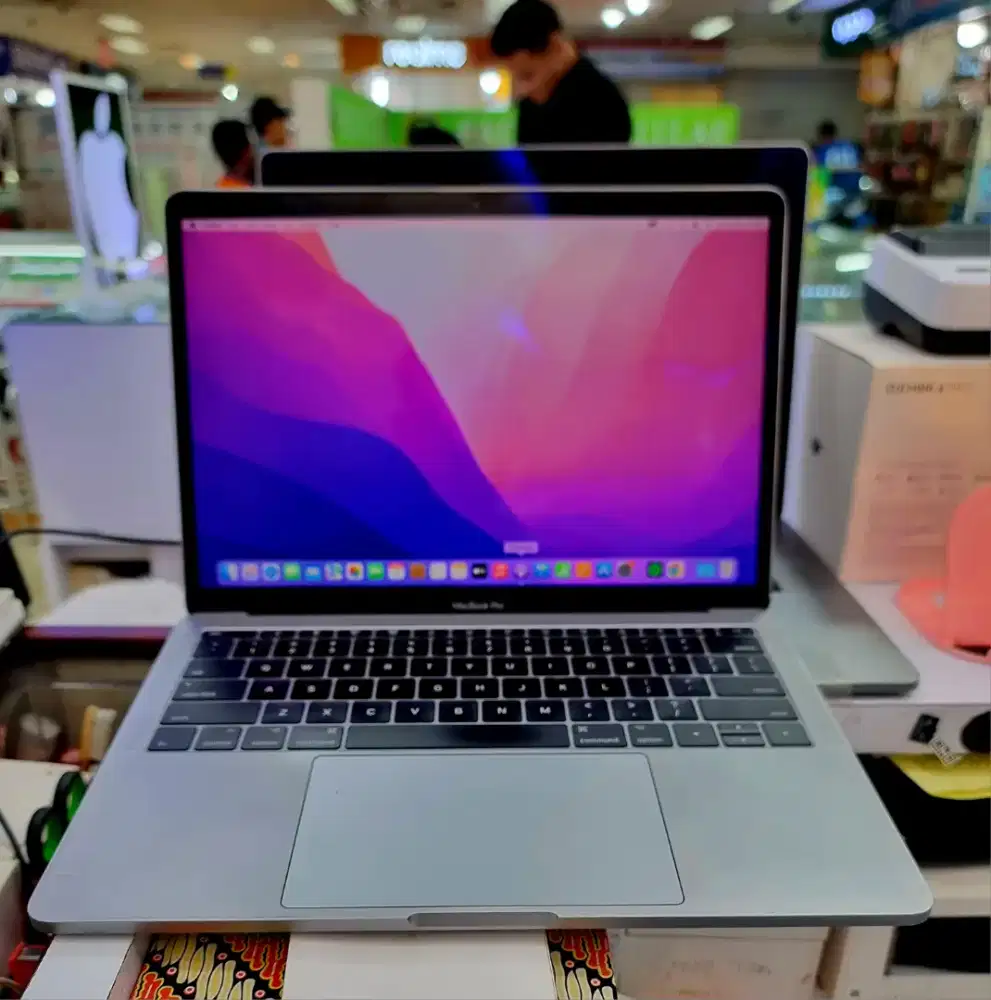 Macbook Pro 2018 Layar 13in Ram 8/128GB Mulus
